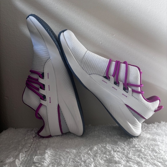 Tennis shoes - Picture 4 of 8